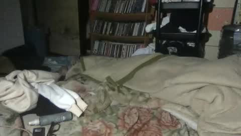 small man online show from 04/08/26, 06:19