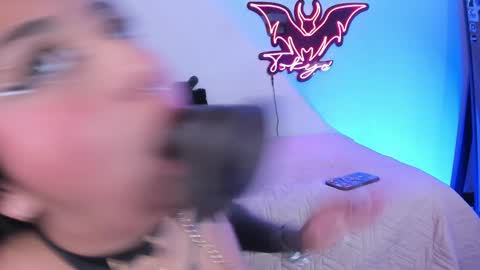   Independent model online show from 01/02/25, 09:39