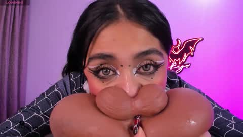   Independent model online show from 10/10/25, 11:59