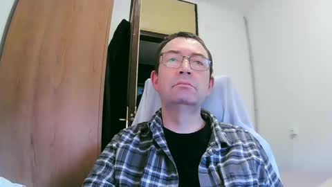 Snapshot of tolon408472 chatting on 01/08/25, 04:11 tolon408472 online show from 01/08/25, 04:11