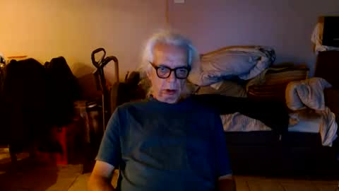 Snapshot of tom112292014 chatting on 10/15/25, 01:00 tom112292014 online show from 10/15/25, 01:00