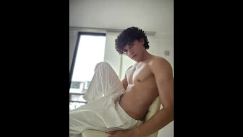 Snapshot of tom_blue10 chatting on 05/19/26, 04:35 Tom Blue online show from 05/19/26, 04:35