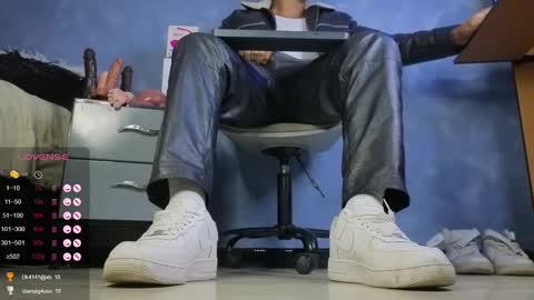 Snapshot of tom_brown12 chatting on 02/24/26, 02:26 Tom online show from 02/24/26, 02:26