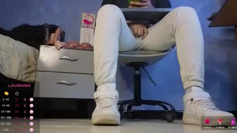 Snapshot of tom_brown12 chatting on 02/25/26, 12:26 Tom online show from 02/25/26, 12:26