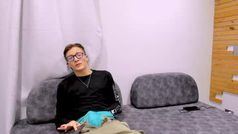Snapshot of tom_kinky_ chatting on 06/19/26, 06:34 Tom online show from 06/19/26, 06:34