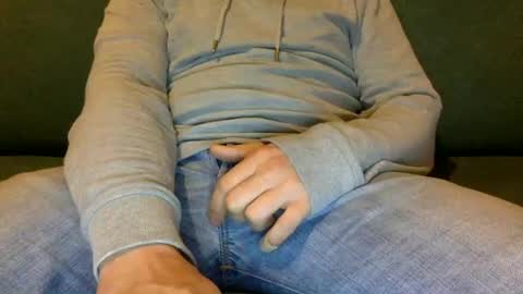 Snapshot of tombi125 chatting on 01/03/25, 04:48 tombi125 online show from 01/03/25, 04:48