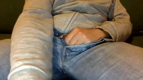 Snapshot of tombi125 chatting on 03/12/25, 05:49 tombi125 online show from 03/12/25, 05:49