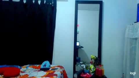 Snapshot of tomboyblue chatting on 12/12/24, 01:32 Blue online show from 12/12/24, 01:32