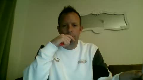 Snapshot of tomhubz chatting on 11/16/25, 01:33 tomhubz online show from 11/16/25, 01:33