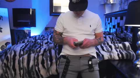 Snapshot of tommy_knuckles chatting on 02/21/25, 01:44 Tommy online show from 02/21/25, 01:44