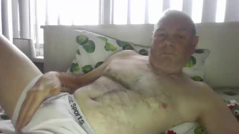 Snapshot of tonygibbson62 chatting on 12/17/25, 09:04 tonygibbson62 online show from 12/17/25, 09:04