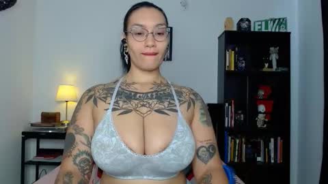 Snapshot of toothyy chatting on 05/18/26, 12:22 toothyy online show from 05/18/26, 12:22