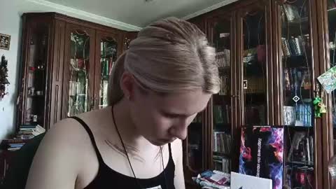 Lesly online show from 06/19/26, 08:18