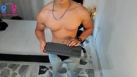 Snapshot of travis_bakerr chatting on 11/14/25, 02:49 travis bakerr online show from 11/14/25, 02:49