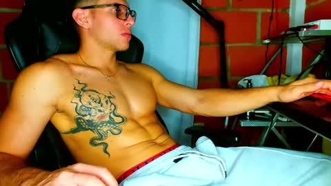 Snapshot of travisdiamonds chatting on 06/07/26, 02:05 TRAVIS. online show from 06/07/26, 02:05