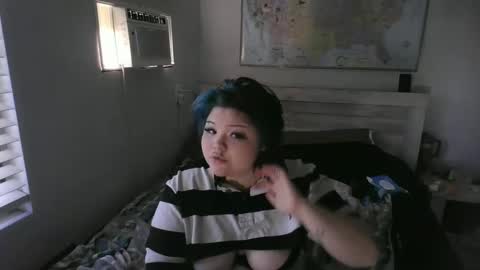 Snapshot of trhothoney chatting on 09/15/25, 07:25 Trixie online show from 09/15/25, 07:25