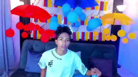 Snapshot of triiangel_latinboy chatting on 06/18/26, 12:09 Johan online show from 06/18/26, 12:09