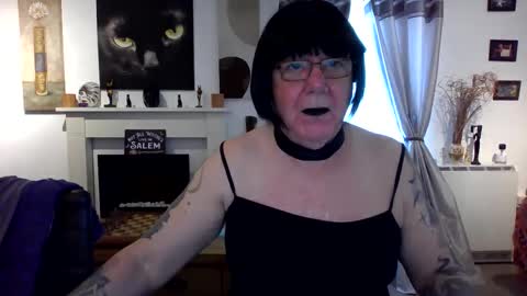 Snapshot of trinity1011 chatting on 05/28/26, 05:49 trinity1011 online show from 05/28/26, 05:49