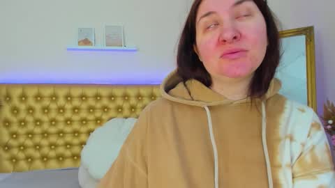 Mia online show from 04/05/26, 05:04