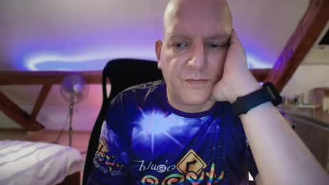 Snapshot of tritonspace chatting on 05/05/26, 02:41 Triton online show from 05/05/26, 02:41