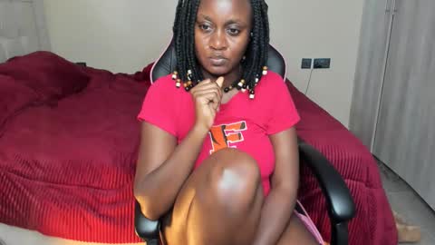 Snapshot of trizzytariaa chatting on 11/19/25, 11:21 Taria online show from 11/19/25, 11:21