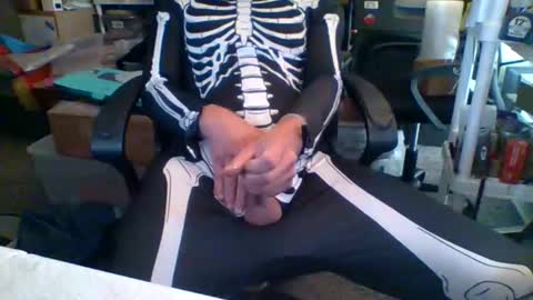 Snapshot of truk1976 chatting on 10/21/25, 03:35 truk1976 online show from 10/21/25, 03:35