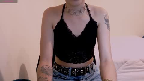 Snapshot of tryp666 chatting on 09/17/25, 10:33 Cait online show from 09/17/25, 10:33