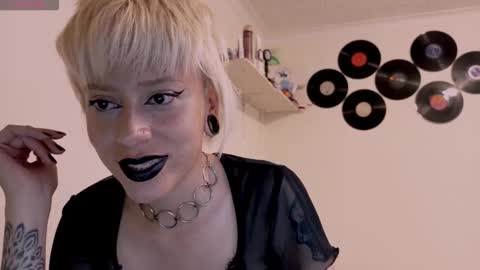 Snapshot of tryp666 chatting on 10/08/25, 03:04 Cait online show from 10/08/25, 03:04