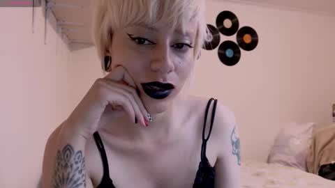 Snapshot of tryp666 chatting on 10/17/25, 04:26 Cait online show from 10/17/25, 04:26