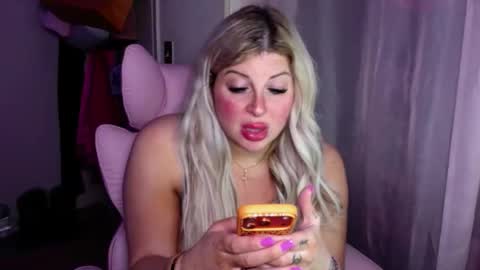 Snapshot of tstinadoll chatting on 05/19/26, 02:18 xTinnaaaaa online show from 05/19/26, 02:18