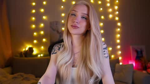 Snapshot of twiinkie_pie chatting on 02/06/25, 04:47 Maria 3 online show from 02/06/25, 04:47