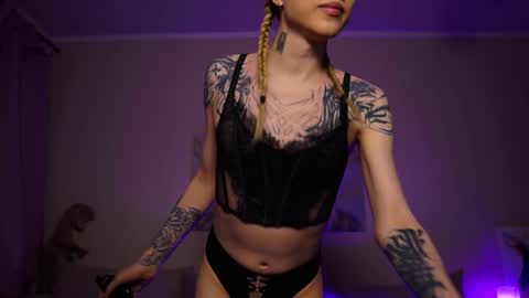 Snapshot of twiinkie_pie chatting on 09/23/25, 05:38 Maria 3 online show from 09/23/25, 05:38