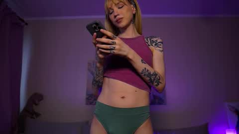 Snapshot of twiinkie_pie chatting on 10/01/25, 04:51 Maria 3 online show from 10/01/25, 04:51