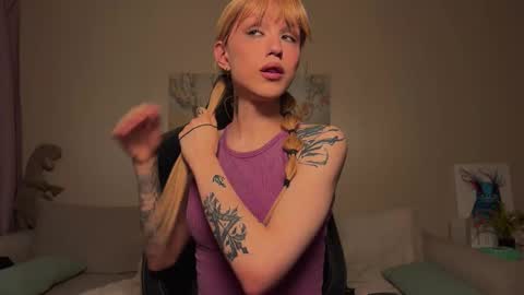 Snapshot of twiinkie_pie chatting on 10/22/25, 05:52 Maria 3 online show from 10/22/25, 05:52