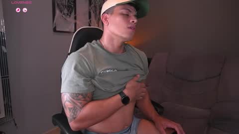 Snapshot of tyler_muscle chatting on 10/15/25, 02:33 David online show from 10/15/25, 02:33