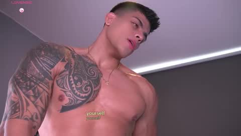 Snapshot of tyler_muscle chatting on 11/11/25, 04:51 David online show from 11/11/25, 04:51