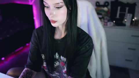 Snapshot of uindi chatting on 12/09/24, 07:39 Izzy online show from 12/09/24, 07:39