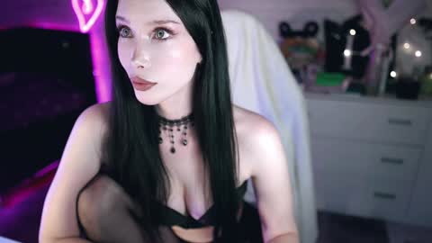 Snapshot of uindi chatting on 01/08/25, 12:47 Izzy online show from 01/08/25, 12:47