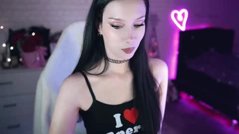 Snapshot of uindi chatting on 02/23/25, 05:39 Izzy online show from 02/23/25, 05:39