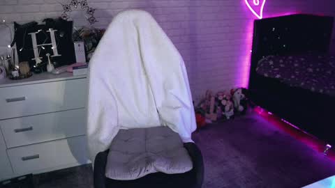 Snapshot of uindi chatting on 03/10/25, 10:02 Izzy online show from 03/10/25, 10:02