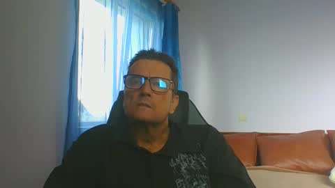 ulmeni4 online show from 10/15/25, 01:11