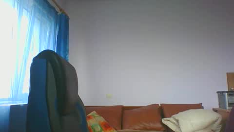 ulmeni4 online show from 10/18/25, 07:53