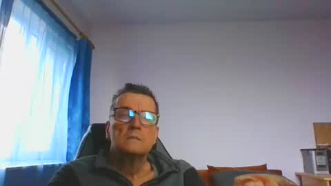 ulmeni7 online show from 12/21/25, 08:43