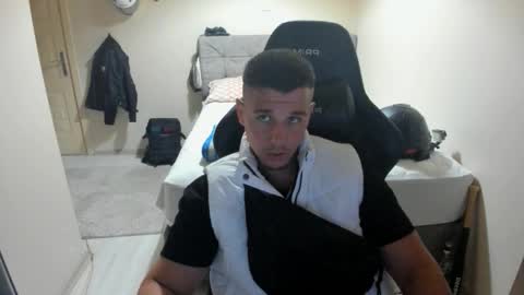 Snapshot of ulxer chatting on 09/25/25, 06:22 hi im mike tyson - online show from 09/25/25, 06:22