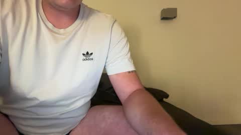 Snapshot of uncutedaustria chatting on 09/23/25, 02:58 Tom online show from 09/23/25, 02:58