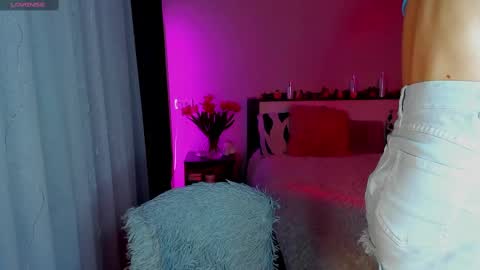 Snapshot of under_the_skin chatting on 03/09/25, 04:33 Under The Skin online show from 03/09/25, 04:33