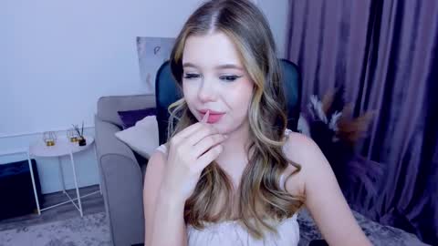 Snapshot of unforgettablalice chatting on 02/19/25, 02:44 Alice online show from 02/19/25, 02:44