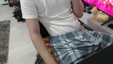 uniqueboy22 online show from 04/22/26, 05:47