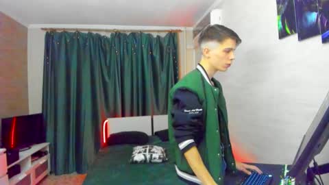 Snapshot of unitalex chatting on 11/06/25, 07:59 Alex online show from 11/06/25, 07:59