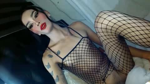 Snapshot of ur_tsemma chatting on 10/31/25, 05:30 emma online show from 10/31/25, 05:30